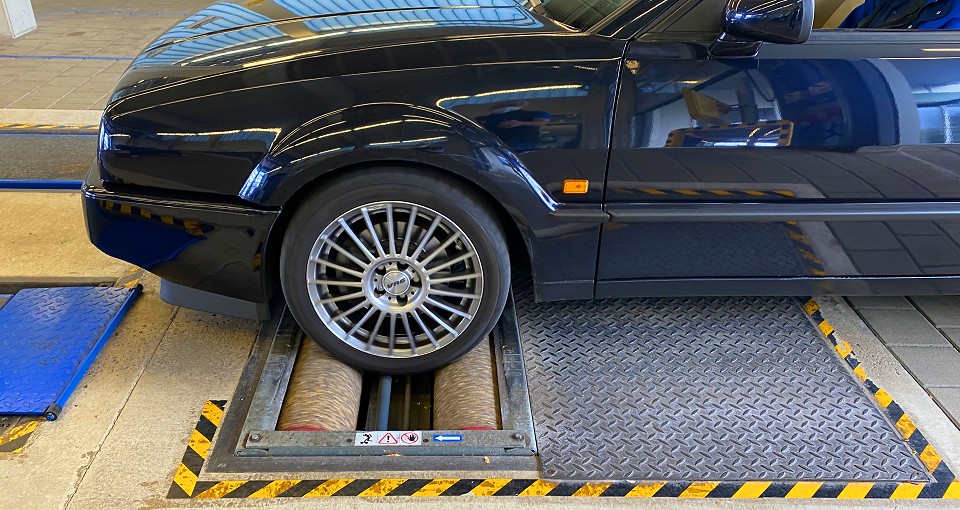 Corrado beim TÜV-Bremsentest