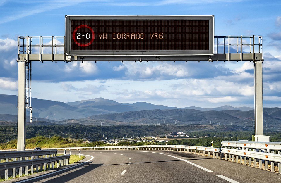 Immer diese Geschwindigkeitsbegrenzungen Hier darf der VR& 240 km/h fahren :-)